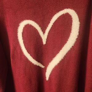 Long sleeve knitted sweater with heart design